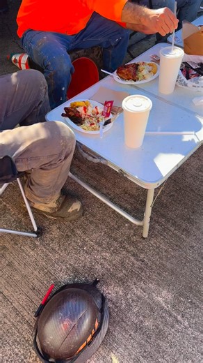 Chazzy on Instagram: "Best lunch ideas for work #lunchcheck #lunchtime #lunchideas #mealprep #construction @antonioandrade9562"