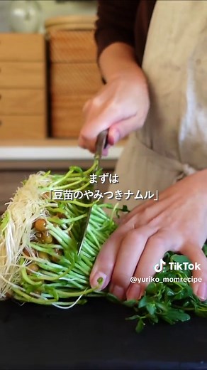 レシピはこちら⇩ ■吉野家風♪豚すき煮-https://momrecipe.net/recipe/001683/ [材料／2人分] 豚バラ肉しゃぶしゃぶ用150g 焼き豆腐200g 白菜1/8個(200g) 玉ねぎ1/4個 人参1/3本 乾燥春雨20g 刻みねぎ適量 卵2個 A水200ml A醤油・みりん大さじ5 A砂糖大さじ2 [作り方] ①白菜は4cm幅に切る。玉ねぎは薄切りにする。人参は短冊切りにする。焼き豆腐は食べやすい大きさに切る。 ②深めのフライパンに1と乾燥春雨と豚バラ肉、Aを加えてふたをして10分煮る。(ときどき様子を見ながら混ぜる) ③器に盛りつけ、刻みねぎをちらす。溶き卵につけていただく。 ■レンジで簡単♪豆苗のやみつきナムル-https://momrecipe.net/recipe/001497/ [材料／2人分] 豆苗1袋 Aごま油小さじ2 Aしょうゆ小さじ2/3 A白いりごま小さじ1/2 Aおろしにんにく・鶏ガラスープの素小さじ1/3 [作り方] ①豆苗は根元を切り落とし、3等分に切る。耐熱容器に入れてふんわりとラップをし、電子レンジ600W1分30秒加熱する