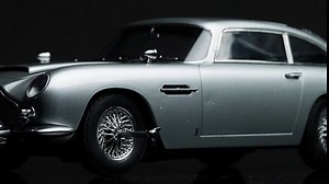 Revell 14554 Aston Martin DB5 James Bond 007 Goldfinger 1:24 Scale 122-Piece Skill Level 2 Model Car Building Kit
