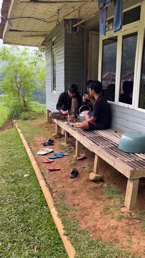 Guntara Yudi Permadi on Instagram: "Paling nikmat sidaweung bari ngopi ☕️ - #reels #kampung #pedesaan #suasanakampung"