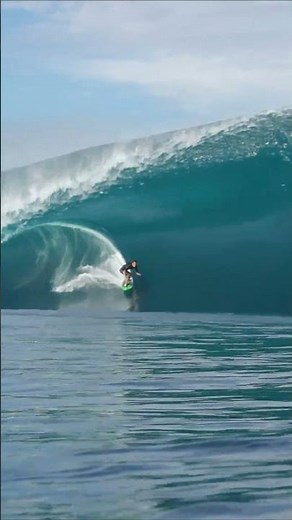 MASSIVE SET WAVE AT TEAHUPO'O