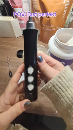 #milchschäumer #usb #kraftpaket #cafe #tiktokmademebuyit 3-in-1 Vielseitigkeit: Kombiniert Milchaufschäumer, Getränke-Mixer und Kaffeeblendschläger in einem kompakten Gerät. Benutzerfreundlichkeit: Die einfache Bedienung mit einem Knopfdruck macht diesen elektrischen Milchaufschäumer für alle Benutzerfreundlich, unabhängig von der Erfahrung. Hochgeschwindigkeitsmischen: Ausgestattet mit einem Hochgeschwindigkeitsmotor, der Milch oder Kaffee schnell aufschäumt und so Geschmack und Textur verbesse