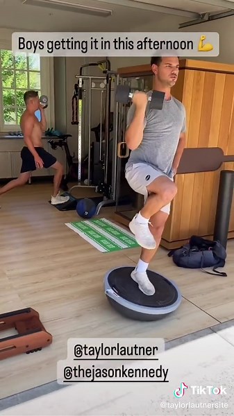 Taylor Lautner malhando ao som de Willow da Taylor Swift #taylorlautner #taylorswift #taylorsquad #workout #foryou #foryoupage #fyp #twilight #twilightsaga