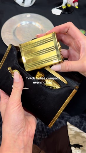 this gorgeous post-war compact by Lin Bren One of those rare finds where we can actually date it! Thanks to the engraved patent number, this beauty traces back to 1947–48 — made for the stylish American lady of the post-war era. #vintageclutch #1940s #linbrencompact #linbrenpurse