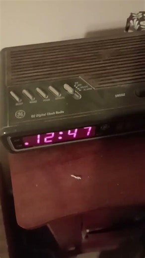 GE Digital Clock Radio - Demonstration Video.