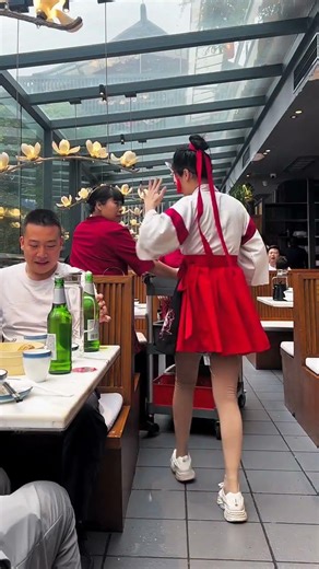 Old brother look carefully #The coolest bottle-opening cat #The coolest kung fu tea cat