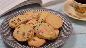 17 reactions · 12 shares | This is a basic 3 ingredient shortbread which is very easy to make. It can be flavoured in so many ways. My favourites are chocolate chip, funfetti sprinkles, cranberry and orange. Maybe you can come up with some of your own favourite flavours. #Scrummy #ediblegifts #homemadeshortbread | Scrummy | Facebook