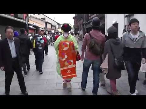 京都　本物の舞妓さんは歩くのが早い！　Maiko at Gion, Kyoto