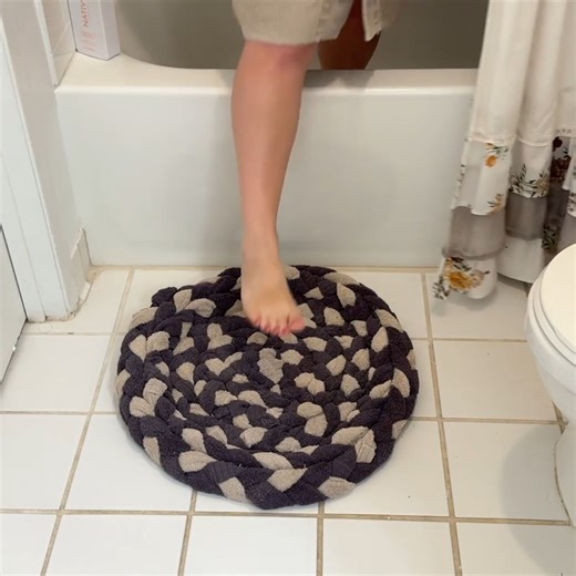 394K views · 1.6K reactions | The GENIUS way to reuse old bathroom towels! #Upcycling #towels | Hometalk | Facebook