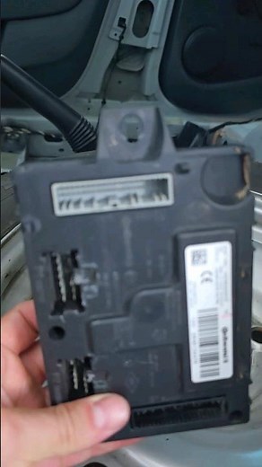 Reset and programming of the BCM UCH module on a Renault Sandero.