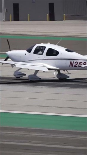 Cirrus SR22 Lands in Extreme Crosswind at SMO! #cirrus #cirrussr22 #generalaviation #aviation