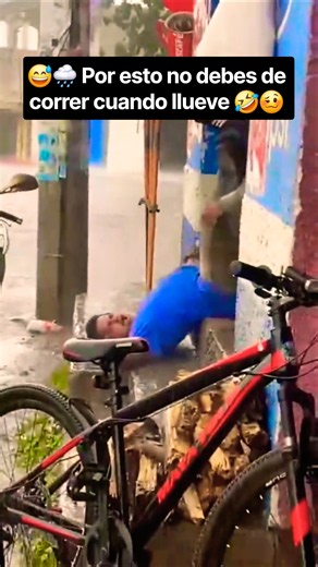 😅🇲🇽 Why you shouldn't run when it's raining🌧🥴 #shorts #humor #laughter #fyp #viral #memes