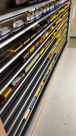 Modellbau Zager on Instagram: "Wartungsarbeiten an den beiden Paternostern von Firma Kesselbauer. Nach dem spannen der Ketten ging es ans Abschmieren und danach an ausgiebige Testläufe :) Im Großen und Ganzen, fast Wartungsfrei… [Werbung wegen Markennennung] [KI generierte Musik/Lizenzrechte bei MZ] www.modellbau-zager.de www.brauchemodellbahn.de www.lift87.ch Partnerseiten: @modellbahn007_h0 @matthiasmobabg @gert.frisch.5055 @modellbahnfreund_Osthessen @norton_br103 Partnerfirmen: #UnitedModelT