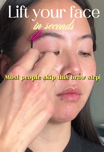 Most brows don’t need more product — they need direction. I always brush the brows up first using brow gel, especially on my Asian clients. Only after that do I add product where structure is missing. Direction before product. Save this for your next brow routine ✨ I used @Anastasia Beverly Hills brow gel and dipbrow pomade in Soft Brown. #browtutorial #probrow #asianbrows #makeupartisttips #anastasiabeverlyhills