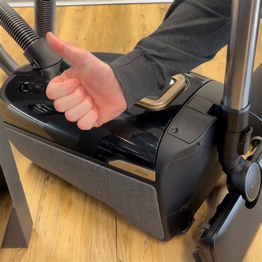 Vil du gøre forårsrengøringen nemmere?🪻🧹 Så tag et kig på denne nye smarte Guard støvsuger fra Miele🔴🤩 Se nærmere i videoen og find den her: https://shorturl.at/xyPzS Støvsugerne er på lager i butikken og vi glæder os til at hjælpe dig🤗 | El-Salg Aalborg