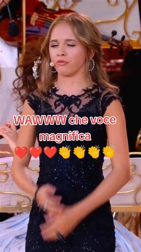 Che voce magnifica😲😲❤️❤️❤️❤️👏👏👏👏#waw #tiktokitaly #virall #italia #italiani #andrerieu #concerto #commuovente #musica #neiperte #orchestra #opera