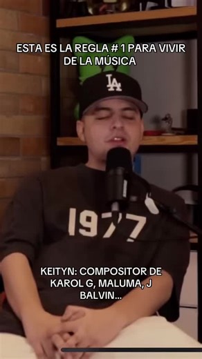 En la música, uno de los errores más comunes es confundir el ocio con el negocio. Al estar rodeado de arte, creatividad, fiestas, viajes y personas influyentes, es fácil perder la línea entre lo profesional y lo social. Pero cuando esa línea se cruza, las consecuencias llegan rápido. El ocio relaja; el negocio exige enfoque. Y si no sabes separar ambos mundos, terminas perdiendo credibilidad, oportunidades y respeto. La industria puede parecer informal por fuera, pero por dentro es extremadament