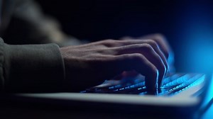 Extreme Nahaufnahme von unerkennbaren Hacker-Programmierern, die: Stockvideos & Filmmaterial (100 % lizenzfrei) 1062142567 | Shutterstock