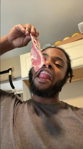 Eating raw bacon for views. 1000 subscribers and I’m eating a whole pack💯😂🔥#viral #eating #bacon