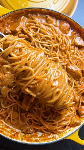 Ultimate One Pot Chicken Spaghetti🍝 You know how much we love one pot recipes😍 Sooooo easy to cook, less dishes to do but no less flavours! Here's a simple but DELICIOUS creamy one pot chicken pasta recipe that will be ready in less than 15 minutes🔥 Ingredients : Spaghetti Chicken breast Olive oil Red onion Tomato paste Passata Cream Chicken broth Mozzarella Paprika Basil powder Salt and pepper to taste Bon appétit 🤤 The whole recipe is in our Ultimate Pasta Cookbook, link in bio✨ Enjoy, Jo 