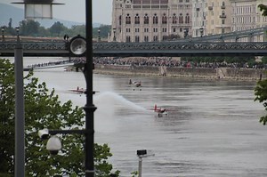 A Dunáról pattant vissza a Lánchíd alatt átrepülő egyik gép