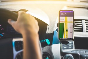 Uber-Fahrer rettet mitten in der Fahrt Menschen aus brennendem Haus - und bringt Kundin pünktlich ans Ziel