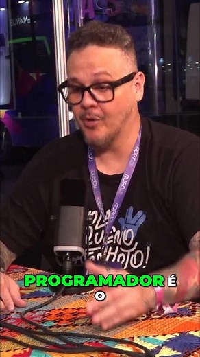 🧠💻 Programar vai muito além de escrever código! No episódio 49 do Curso em Vídeo Experience Podcast, Karol Attekita e Guanabara trazem uma visão que todo dev precisa ouvir: o programador não é apenas alguém que escreve código… ele é um resolvedor de problemas. 🚀✨ O código? É só a ferramenta. O que realmente importa é entender o problema, raciocinar sobre ele, criar uma solução, adaptar tudo à lógica computacional… e só então digitar (ou pedir) código. 🤖🧩 Porque se você se limitar a “cuspir 