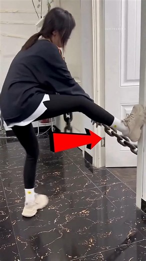 The girl had the smallest cat in the world