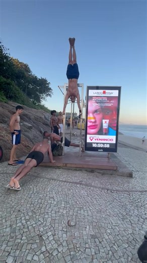 Sunset Strength in Arpoador: When the Twins Turn Rio Into a Gym 😛💖💪 Matheus and Marcos have this rare gift: they don’t just train in Rio — they turn the city into an open-air arena where everyone feels welcome. Calisthenics is already such a Rio thing (no fancy gym, no excuses, just your body and the elements), and when the twins show up, the energy shifts. It’s focused, disciplined, and somehow still super chill — exactly the vibe you want on a beach day. This session in Arpoador at sunset f