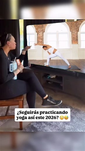 Pia I Experienced Yoga Teacher on Instagram: "¡Que no te pase! 🙅‍♀️😆 👉 Alista tu mat que iniciamos juntos un RETO DE YOGA GRATUITO este 12 de Enero. ℹ️ Escribe RETO PIA para enviarte la información y que juntos mantengamos la motivación para que no te quedes como la del vídeo 😅 LOVE 💜, Pia #retodeyoga #yogachallenge #yogaenespañol #yogalatinoamerica"