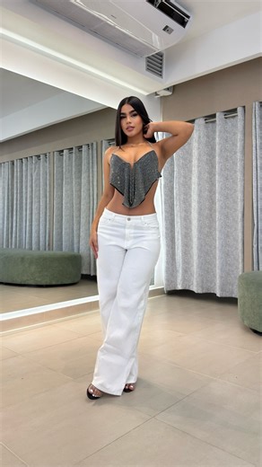 ✨🤍 El palazzo blanco que roba miradas 🤍✨ caída perfecta y su tono blanco puro lo convierten en la prenda ideal para un look limpio, moderno y lleno de clase. Precio Detal: $114.000💵 Precio Mayorista:$79.800💵 •Mayorista con solo 6 unidades 👖 •Envíos nacionales e internacionales ✈️ | Chikas
