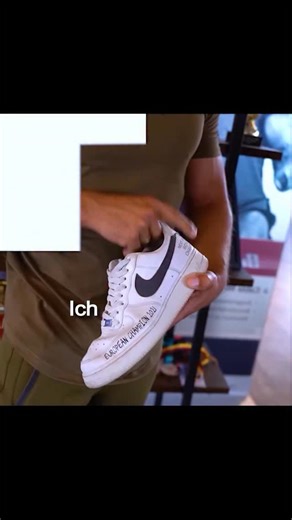 Fitness-& Ernährungscoach seit 15 Jahren on Instagram: "👟 Das Geheimnis hinter den Schuhen eines Champions Diese Schuhe sind mehr als nur Schuhe – sie sind ein Manifest eines Traums. Auf der Innensohle steht: „Next Stop: World Champion.“ Jeden Tag, ein halbes Jahr lang, hat er diese Worte gelesen – bis sie kein Traum mehr waren, sondern Realität. 🏆 Denn wer täglich seine Vision sieht, beginnt daran zu glauben – und wer daran glaubt, gewinnt. 💭✨ Vom ersten deutschen Men’s Physique Europameiste