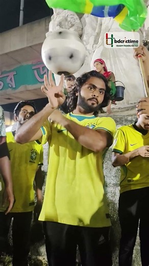 ব্রাজিলের পতাকা, তার উপর লাঠিতে ঘুরছে ফুটবল কিংবা আঙুলে বল ঘুরানোর চোখ ধাঁধানো স্কিল ভক্তের