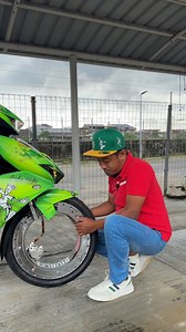 Penggunaan rim “hubless wheels” mungkin nampak seperti teknologi futuristik, tetapi sebenarnya ia bukan benda baharu dalam dunia modifikasi tempatan. Dua dekad lalu, Malaysia sudah menyaksikan kemunculan trend ini cuma kini ia kembali mencuri perhatian. Apa yang lebih menarik, kehadiran semula rim tanpa hab ini membuktikan satu perkara iaitu dalam dunia modifikasi, tiada yang mustahil kalau ada kemahiran, minat dan keberanian untuk mencuba. Saudara Mas Yan menjadi contoh terbaik. Beliau bukan se