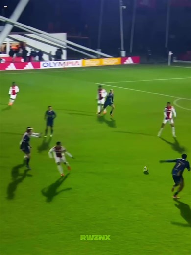 Elisa, 21, the girlfriend of Ajax player Mark Verkuijl, 19, tragically lost her life last week after being struck by a car. A tribute was held in her memory this week, and seeing Mark’s state in the footage is truly devastating. Stay strong, Mark ❤️ #fyp #footballtiktok #sad