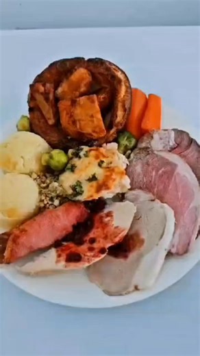 🥩 SUNDAY ROAST AT THE Horn Pub 🥔 Listen. If you’re in Pattaya on a Sunday eating cheese n ham toasties, we need to have a word. Proper roast potatoes. Yorkshire puddings taller than your expectations and risen more than your crypto. Gravy thick enough to patch a wall. And the price? From 155 baht. I’ve spent more than that on absolutely nothing in a 7-Eleven queue. Tomorrow — FREE soup with every roast. Yes, free. No catch. We’re not selling timeshares. And before you say “I can’t be bothered”