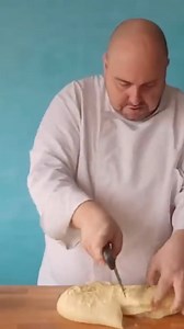 👑El mejor ROSCÓN DE REYES FÁCIL. Jugoso, tierno y delicioso 😋 (parte final) ✅Ingredientes para 2 roscones de 1kg o 4 de 1/2kg: • 1kg de harina de fuerza 12% • 200g de azúcar • ralladura de 1 naranja • ralladura de 1 limón • 8g de sal • 200g de agua • 240g de leche entera • 2 huevos L (120g aprox) • 100g de mantequilla fundida sin sal • 45g de agua de azahar • 50g de ron añejo o blanco al gusto • 300g de MM sólida • 1g de cúrcuma • 250g de naranja confitada casera • 50g de almendras tostadas la