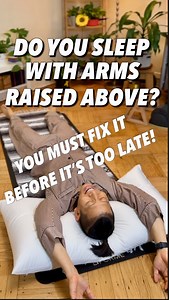 💪 Sitting all day? Feeling tight? Let’s fix that! Too much time at the desk or on your phone can cause rounded shoulders and tight muscles 😣. But don’t worry, here are some quick stretches to help you feel better and sleep comfortably without raising your arms! 1️ Seated Thoracic Rotations: Loosen up your chest and shoulders! 2️ Seated Cat & Cow: Open up your chest, squeeze those shoulder blades, and fix that hunch! 3️ Neck Stretch: Gently press your collarbone and stretch out your neck. 4️ Wa
