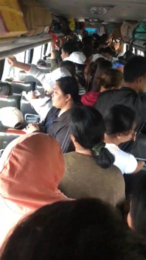 LOOK: PACKED HOME TO CEBU Negrenses, bound for Cebu, pack a Ceres bus, on Sunday. On January 5, Monday workers and students return to work and school. Video: Pin Yin | Premier News Ventures