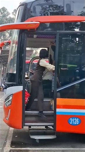 Buses lifestyle with a beautiful lady conductor is so adorable 🤩 #buses #lifestyle #trucks 🥰