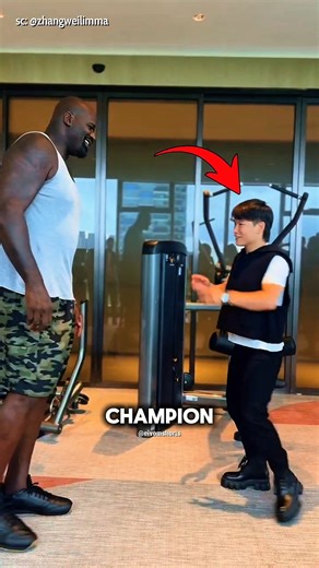 UFC Champion Tries To Lift Shaq 😱💪