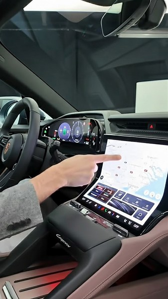 New Porsche Cayenne interior: flat or curved screen
