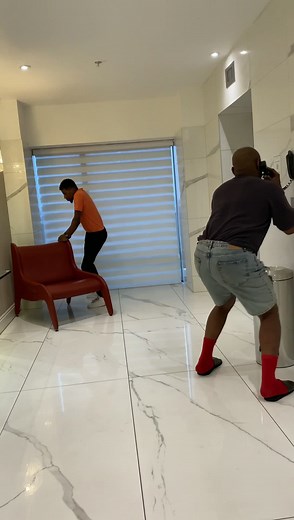 1M views · 53K reactions | J’ai l’argent ohhhh je suis #Content  Je n’ai pa l’argent ohhh je suis #DoublementContent  En plein #Goumin , on n’en parle pas  Quand j’écoute le nouveau Yvane Kouame , la même c’est gâté 藍   GUEST : Sidiki Diabaté Anitché ❤️ #Kindotila #Brandnew | Willy Dumbo | Facebook