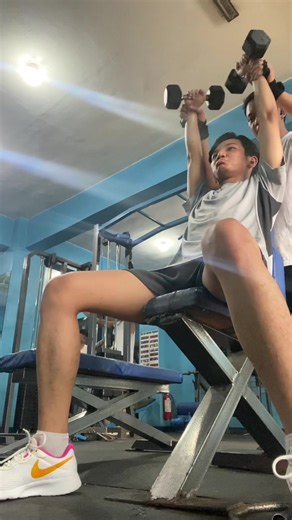 STORY TIME: While I was at the gym and after ko matapos yung isang set (di alam anong tawag sa ginagawa ko na yun basta buhat sya hahaha 😂) kuya in white na gym goer din approached me and tinuro nya sakin yung tamang form (which I genuinely appreciate). Natuwa ako as someone who goes alone and walang trainer (kasi kung afford ko lang baka lima pa inavail kong trainer charot) tinuruan nya ako to sa tamang form. I am being appreciative kasi libreng turo na sya and for me sana dumami pa yung kagay