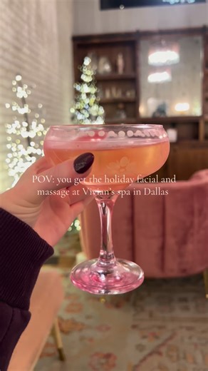 THE COZIEST WAY TO DO HOLIDAY SELF-CARE IS HERE. 🎄💆‍♀️✨🎅🏼 @viviansspa is bringing the festive vibes with indulgent Holiday Happiness spa packages and seasonal services — perfect for relaxing, resetting, and glowing all season long. 🎁 HOLIDAY SPA PACKAGES: ✨ Holiday Happiness • Merry Mint Massage (60 min) • All Is Berry & Bright Facial (60 min) • Hot Toddy for the Tootsies Foot Ritual Warm Stone Arm Massage (60 min) 🍓 Berry Merry Spa Day • Merry Mint Massage (90 min) • All Is Berry & Bright