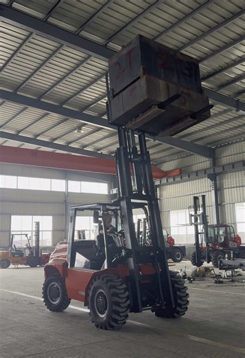 All-terrain forklifts can work smoothly on various terrains. Customization is available for capacities ranging from 3 to 12 tons. Multiple auxiliary tools can be installed at the front. This one machine can be used for multiple purposes. Looking for distributors? #Construction Machinery# Loader# Forklift# Manufacturer