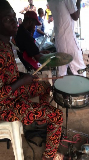 Who else noticed the guy sittiing say he too saby the alujo 😂❤️❤️😻😘 he dey use hand play along ❤️❤️❤️leavin the talking drummer to freestyle on a steady stroke ❤️#v #tiktok #videoviral #newfollowers🥰🥰🥰 #gosplechristiantiktok #freestyle