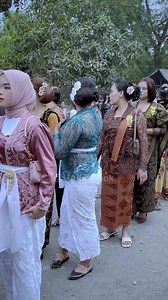 Dengan bunga anggrek di kepalanya | HAI Lombok
