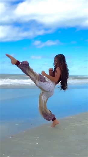 Briena (μπριένα) Jade🧿 on Instagram: "Shadow boxing on the beach >>>"