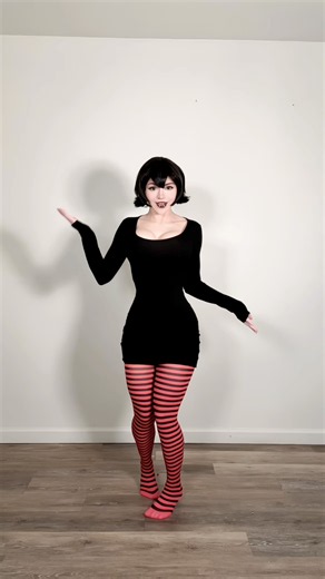 you letting her eat?🧛🏻‍♀️🩸 #mavis #cosplay #dance #goth #fyp #Halloween #hoteltransylvania